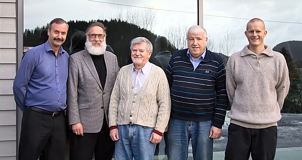Oselvarklubbens bokkomite, frå venstre: Kjell Milde, Finn Totland, Helge Kaurin Nilsen, Kjell Totland og Kjell Magnus Økland.